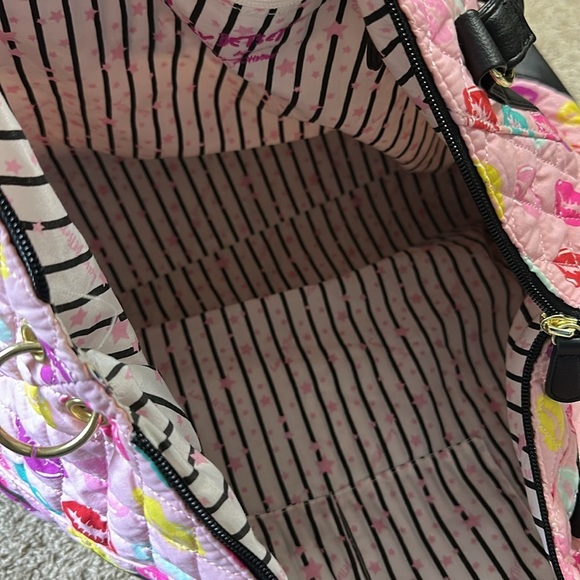 Luv Betsey By Betsey Johnson Quilted Duffle Bag Lips Pink Gold Color Details - Picture 7 of 7